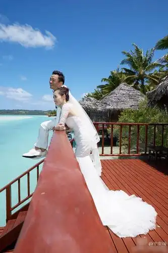 王宝强晒婚纱照 校花娇妻美艳动人