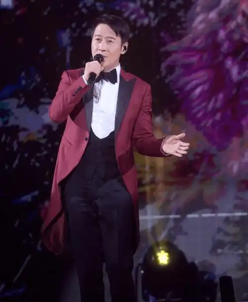 陈炜昨晚在社交网贴出与杨千嬅看黎明演唱会的照片,留言说:"今晚看