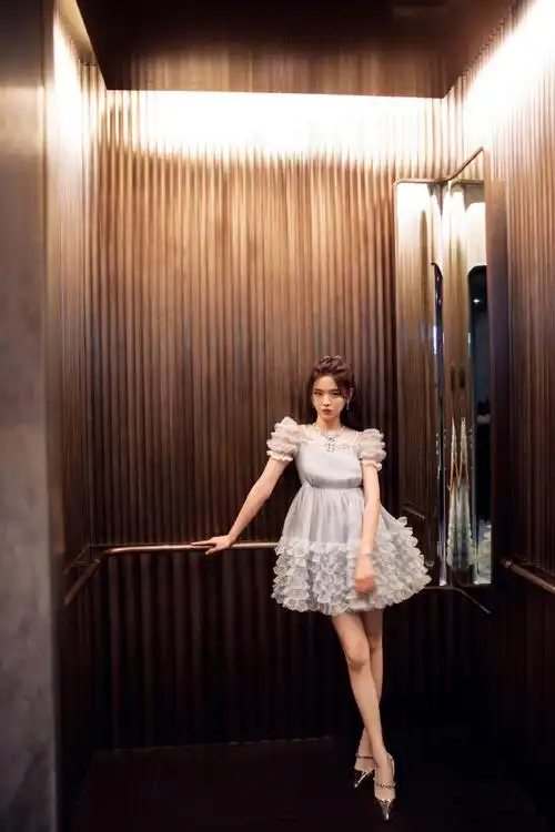 杨超越最新活动造型大秀美腿淡蓝色褶边连衣裙灵动浪漫好仙美