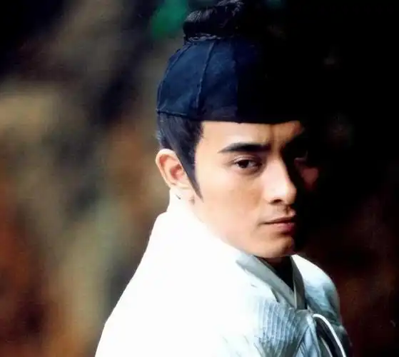 陈龙:曾是胶水厂工人,闪婚小10岁章龄之,走红后对妻子