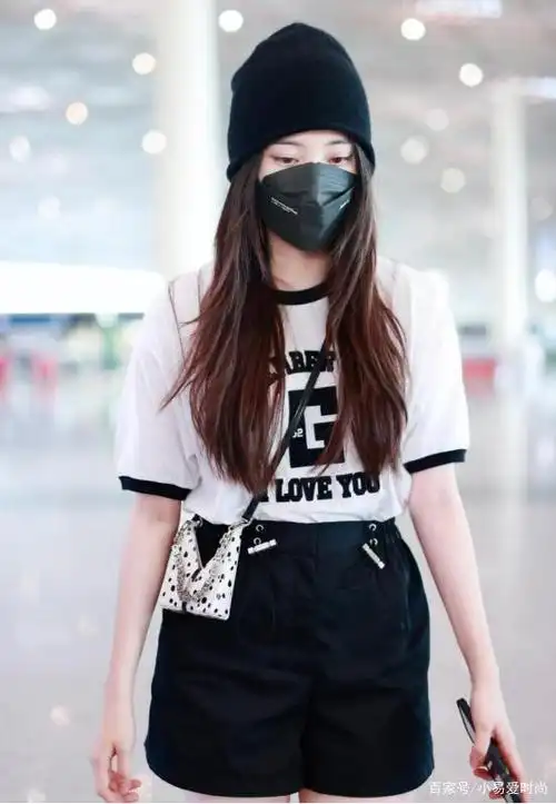 欧阳娜娜这专属的少女服装真美!简约的短裙搭配,展现别样夏季风
