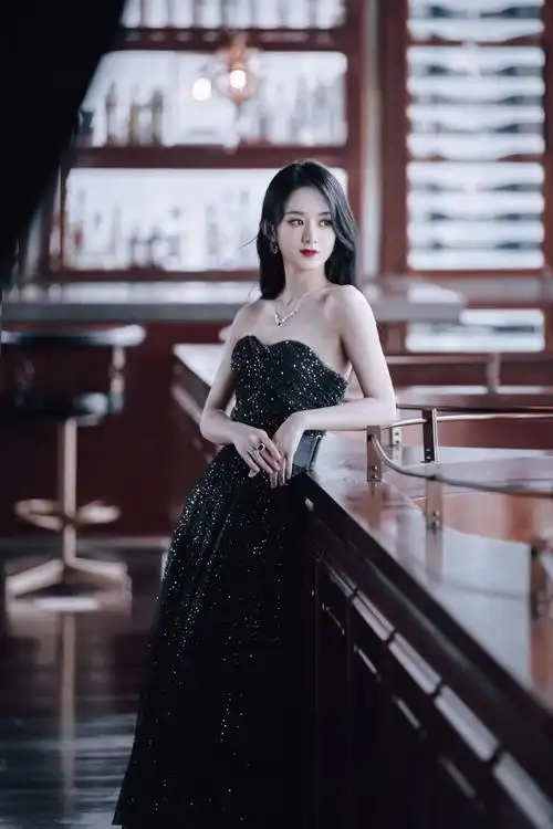 大家有存的让你觉得惊艳的女明星礼服图吗