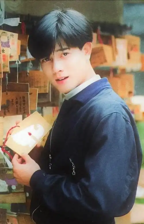 时隔多年,还记得上世纪九十年代初留着三七分发型的郭富城边舞边唱着