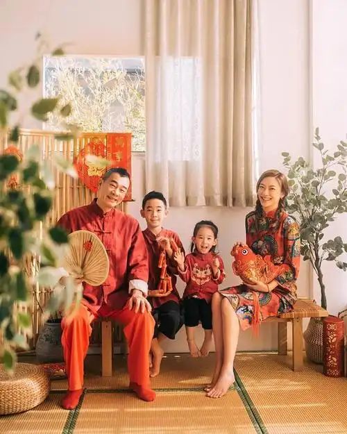 1月22日大年初一,应采儿在社交平台晒出一家四口新年全家福,为大家送