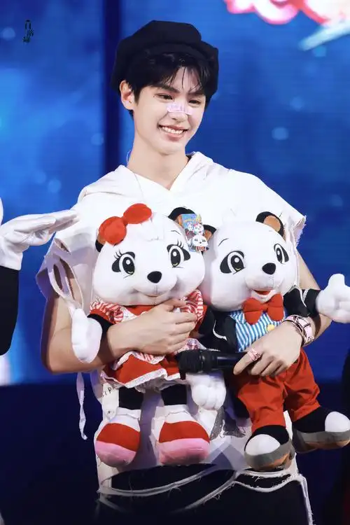 黄明昊罗蒙环球乐园