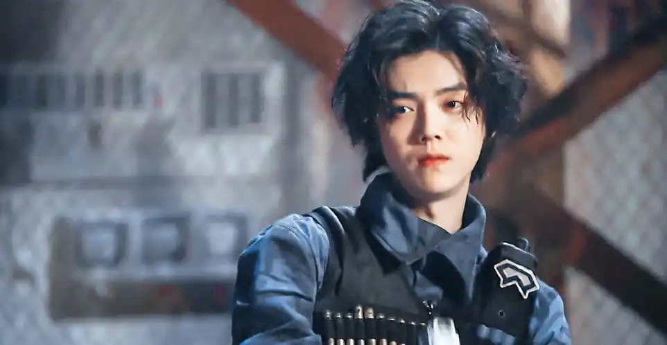 《穿越火线》粉丝当群演极力克制舔舌头,鹿晗却回头起哄让拥抱