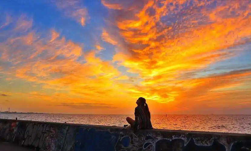 冲绳独自在海边的黄昏