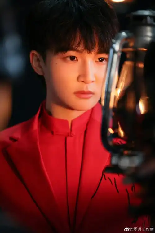 造型##周深如许花絮照#周深《如许》花絮照来啦,红色西装造型好帅气