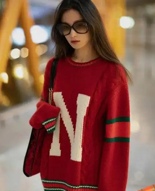 倪妮机场街拍:红色毛衣搭配修身蓝色牛仔裤,太宽松!简约又时尚