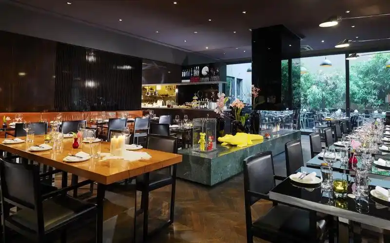 混搭中式餐馆天花吊顶装修效果图