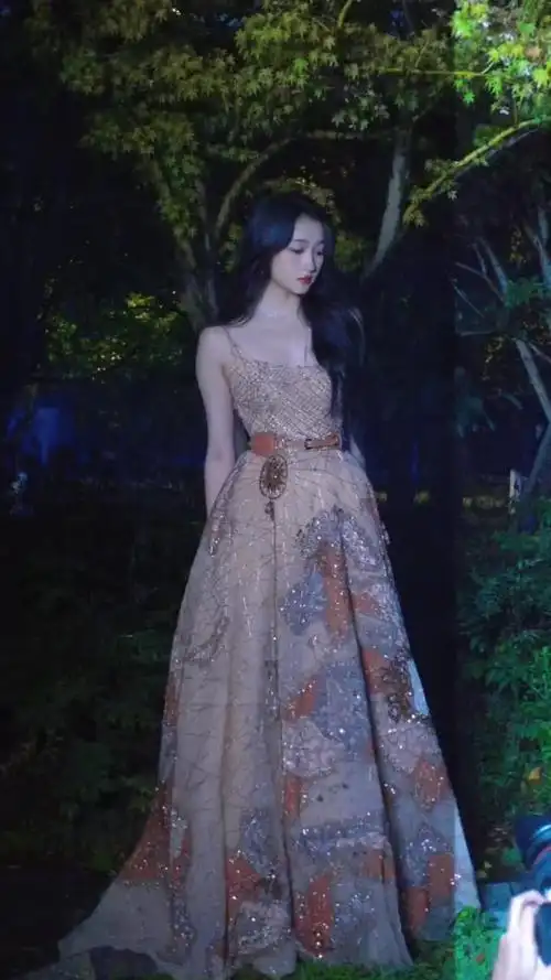 关晓彤落叶棕刺绣礼服 侧拍林间的小仙女 关晓彤 关晓彤微博视界大会