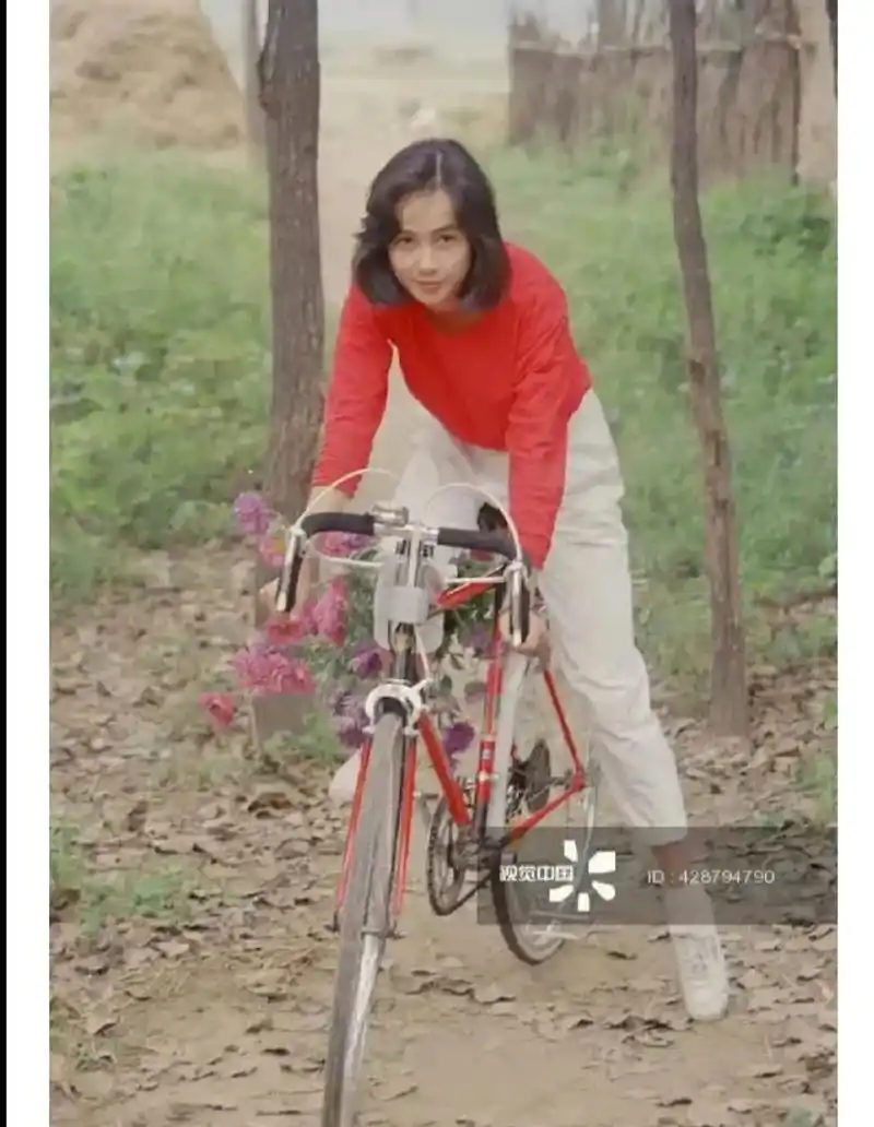 蒋雯丽年轻时眼神勾魂,嘴唇也很吸引人,她的嘴巴形状也很好看,唇型