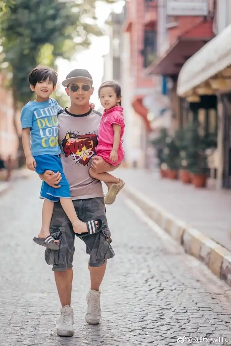 刘畊宏与妻子恋爱18年结婚10年,共生育了一个儿子小宇恩,两个女儿小