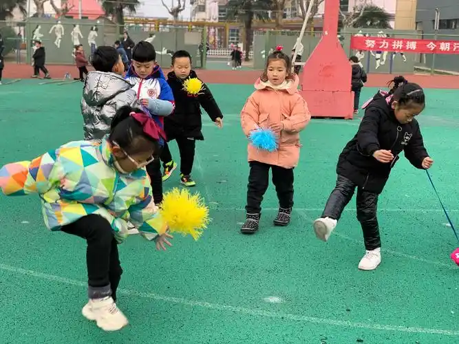 实验小学附属幼儿园大五班[我们爱运动]—民间游戏踢毽子