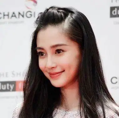 后梳的中长发发型,将发尾的头发梳成了蓬松的大卷烫发之后,将发际线的