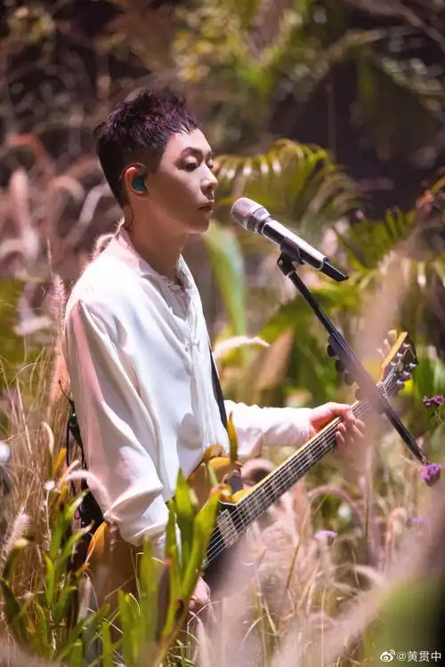 黄贯中曾谈结婚与生育,网友:难怪朱茵会选择嫁给他