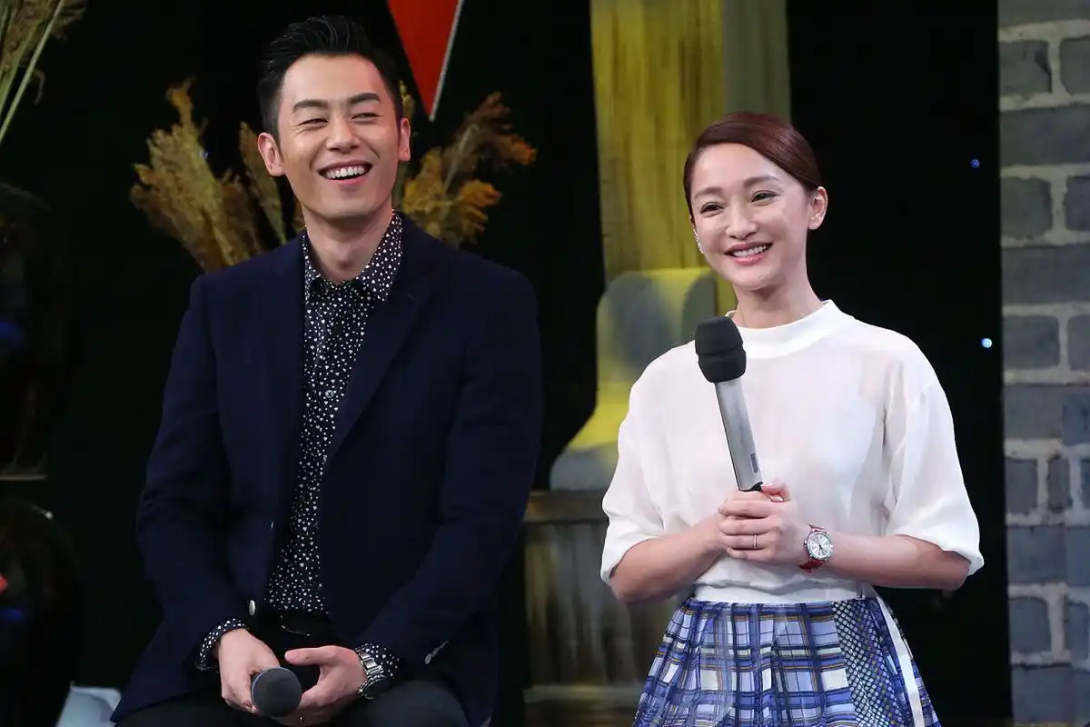 2012年,拍摄《红高粱》中的高粱戏时,160斤的朱亚文把80斤的周迅扛