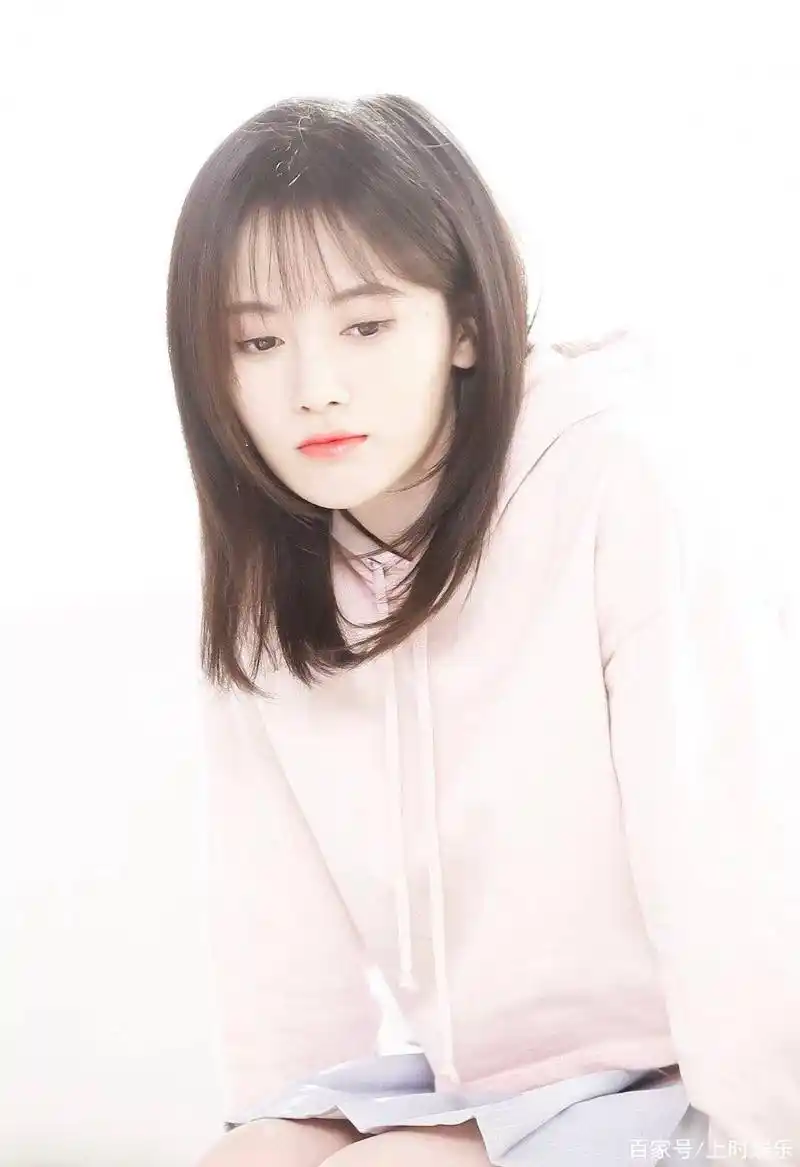 鞠婧祎不管是短发造型,还是长发造型,都清新脱俗,甜美可人!