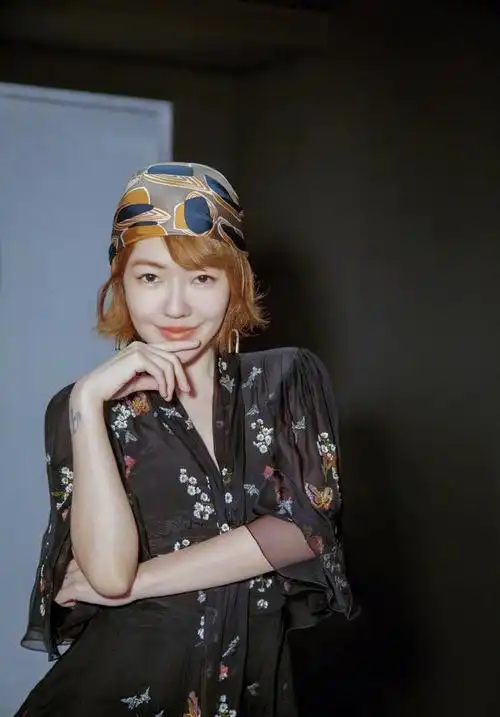 鬼马小s又出新造型烈焰红唇配黑色西装二八分齐肩发型太霸气