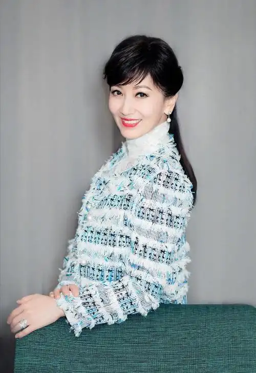 不止黑白灰50岁女性如何穿得大气优雅看赵雅芝给我们做示范