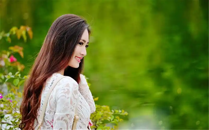 初夏长发美女碎花裙小清新养眼写真桌面壁纸