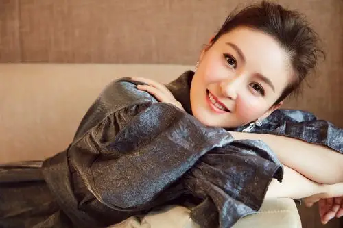 戴娇倩最新写真曝光 慵懒惬意散发知性魅力