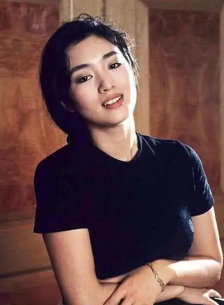 巩俐年轻时有多美童颜玉女蚂蚁腰微微一笑最难忘