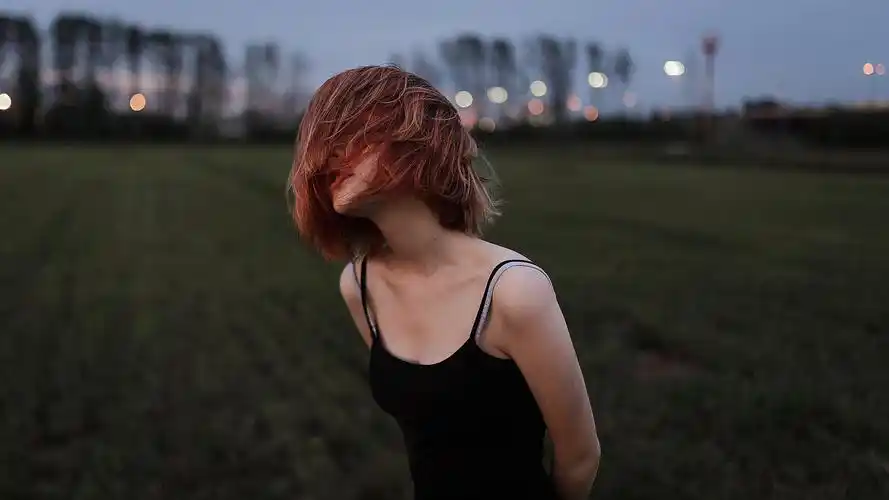 悠然自得的气质美女