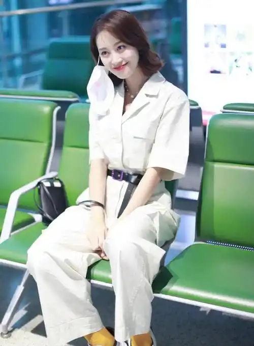 蓝盈莹走机场真放得开,牛仔背带裤只穿一半,配运动衣服个性抢镜