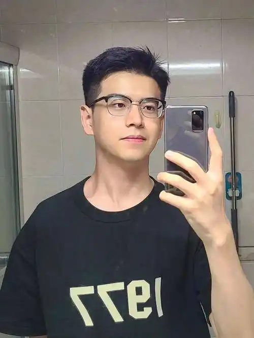 适合戴眼镜的男生发型