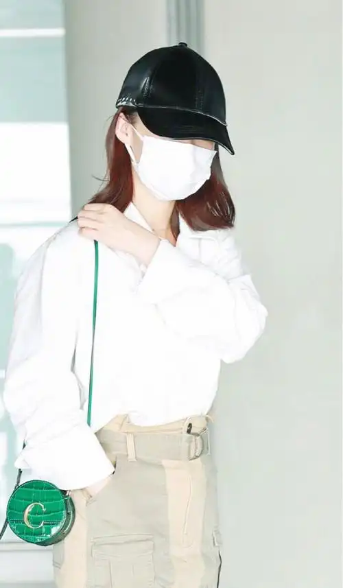 李沁穿搭一点都不像女明星白色针织衫配牛仔短裤真是落落大方