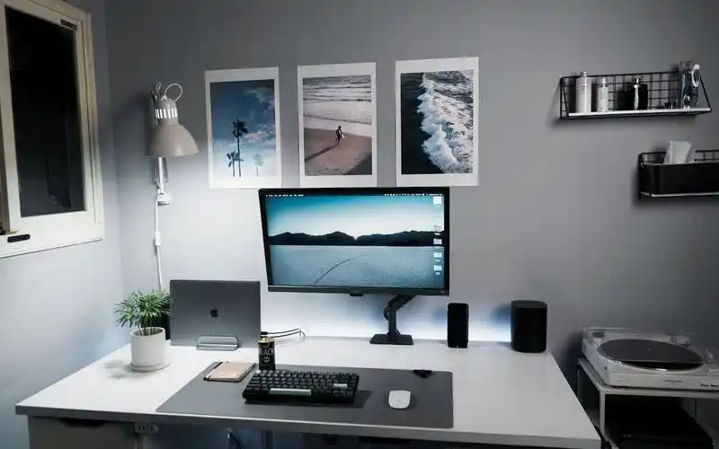 极简完美的科技宅电脑桌面布置用桌面改造提升在家工作的效率极简办公