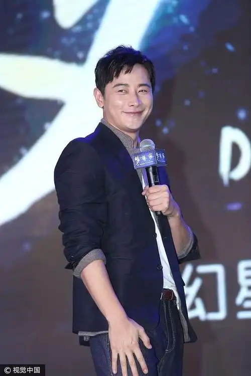 黄宗泽获主持人"投怀送抱"笑出牙花子 罗晋西装里套毛衣化身"暖男"