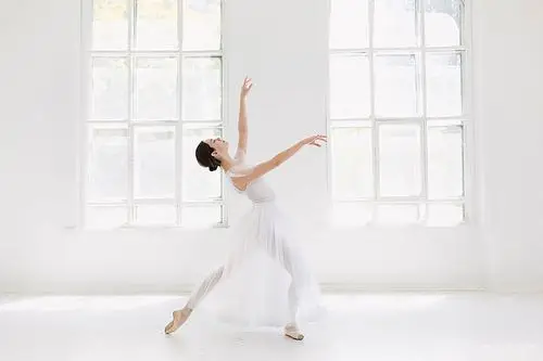 年轻_美女_芭蕾舞女_姿势_跳舞_白人_练功房_图片大全—全景创意图库