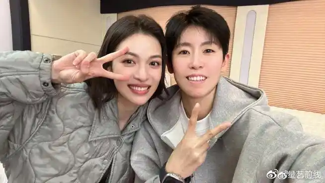 钟楚曦范可新合照