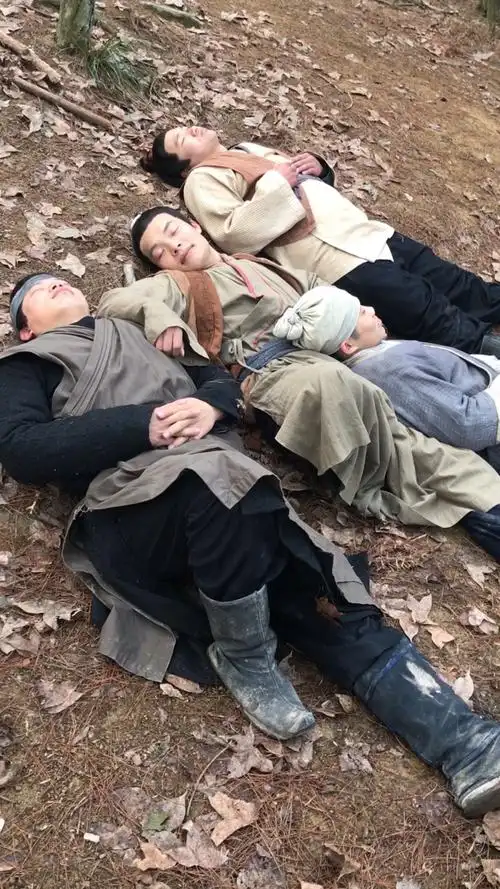 群众演员拍戏最真实的场景,第一次来都会这样.