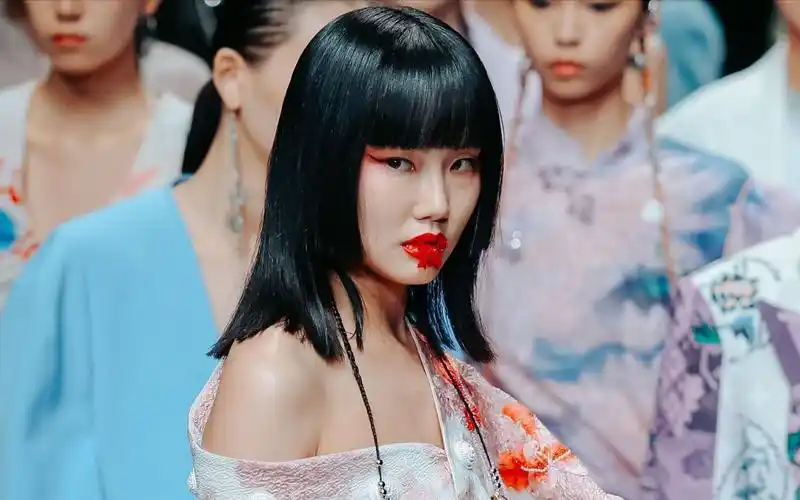 20201010 黄龄 密扇走秀