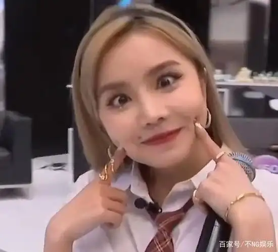 队长安崎太可爱了,一点都没有偶像包袱,对着镜头做出了"斗鸡眼"的表情