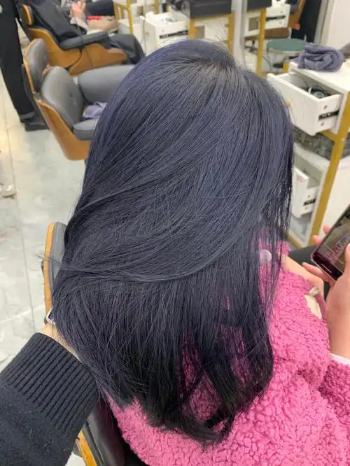 现在染头发的人越来越多了但是大多数染头发的都是茶色,蓝灰色还算是