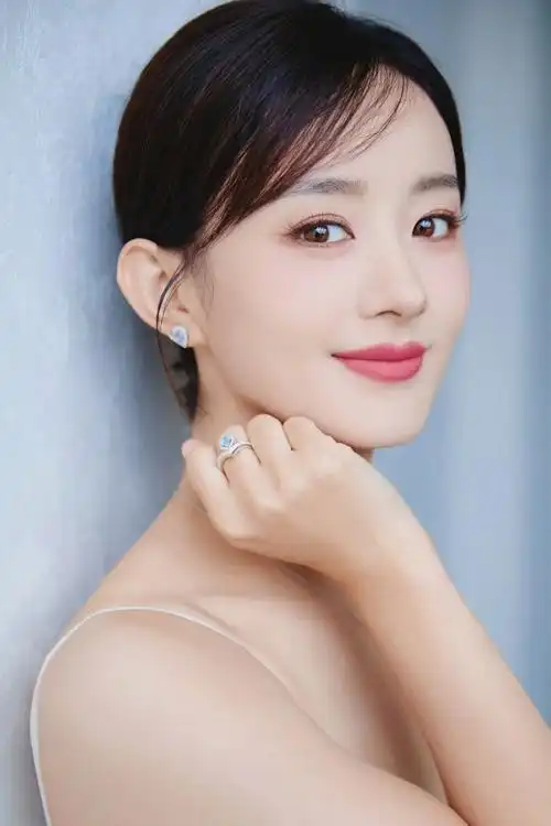 [小红花]女神赵丽颖,笑容甜美,优雅时尚,美丽的像公主,像天使,像仙女!