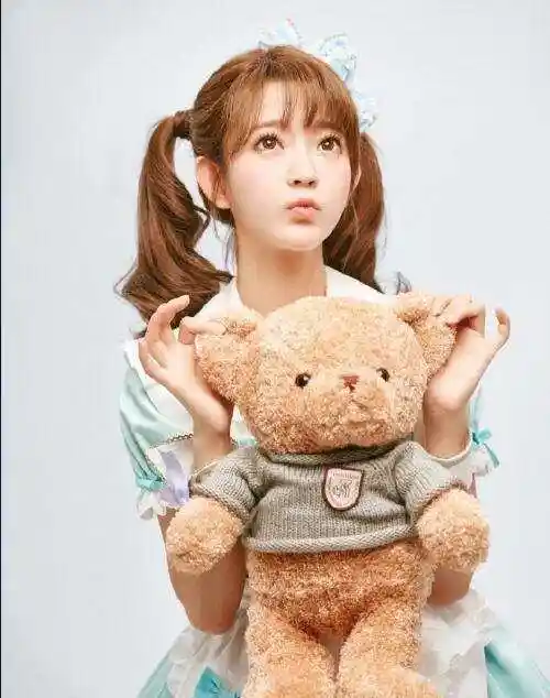 而林珍娜这位名不见经传的歌手在最新的世界百大最美脸庞中取得第一