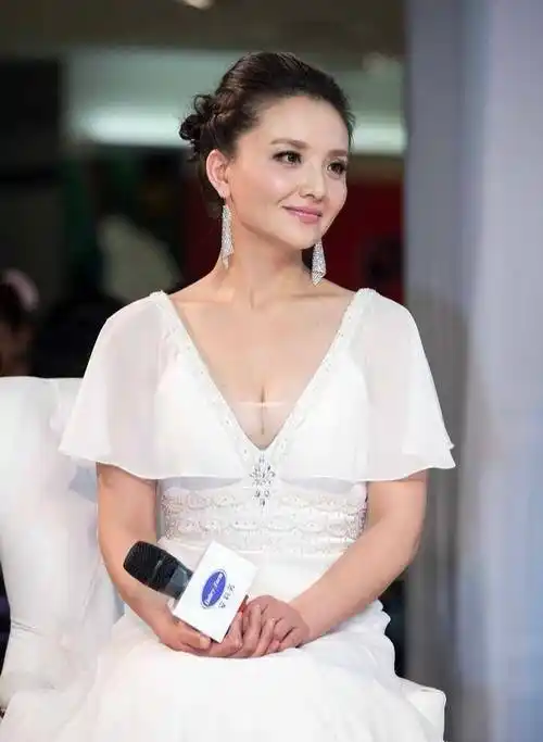 原创38岁孙茜太饱满深v礼服大秀事业线凹凸饱满真撩人