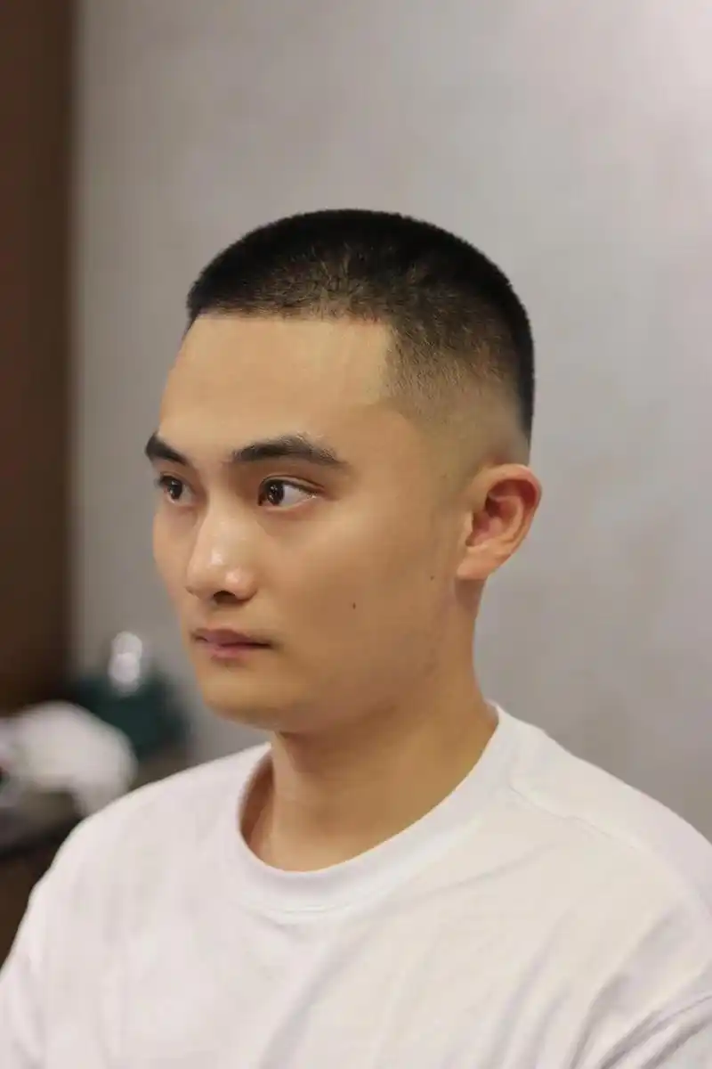 男士寸头    美式寸头有许多不同的类别,包括板寸,毛寸和圆寸等.