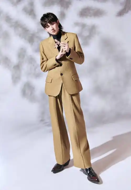 王源回成名前的地下通道唱歌,黑t恤配牛仔裤,忆苦思甜不忘初心