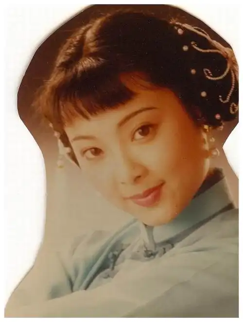 袁立童年照和青涩旧照曝光美丽中透着英气这身军装好适合她