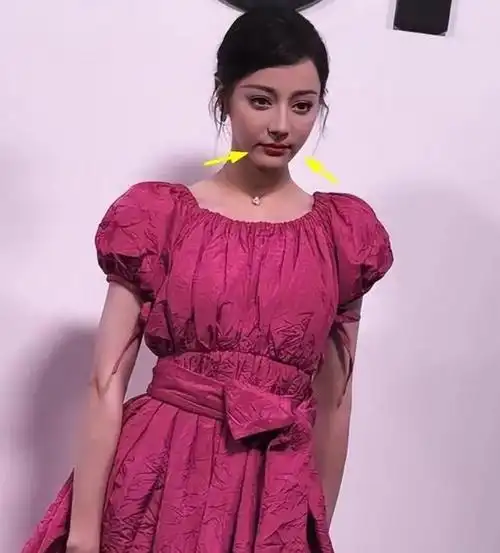 迪丽热巴亮相迪奥与艺术上海展,造型雷人显老,粉丝让造型师滚蛋