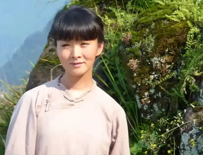 十年后,她和第一任丈夫生了四个孩子.