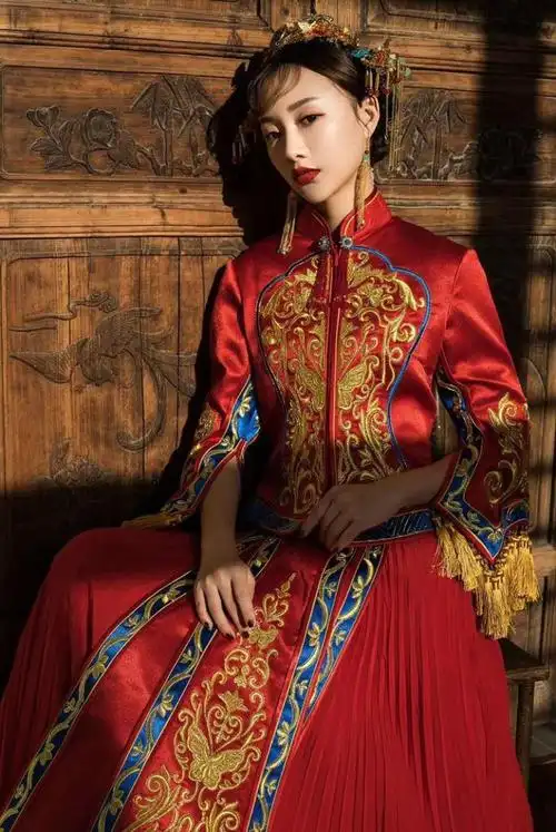 服装详情套餐主推 中式  服装内容 中式  主推款式 秀禾服  主推领型