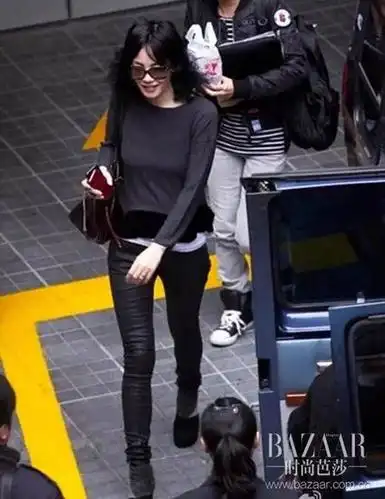 王菲杨幂显高都靠小腿长坐着也能拍大片