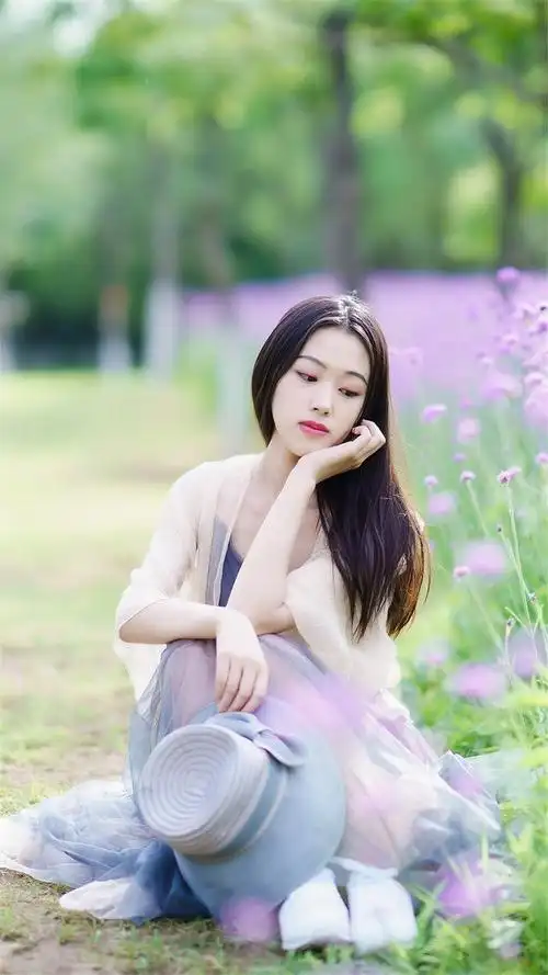 人像摄影紫花旁少女秀发飘飘笑容可掬